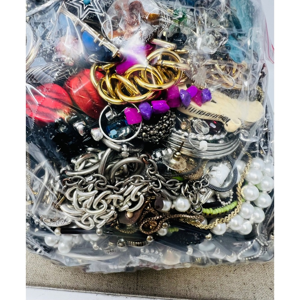 Vintage & Modern Gold & Silver Tone Mixed Metal Scrap/Wear Jewelry lot 9lbs - Picture 15 of 16